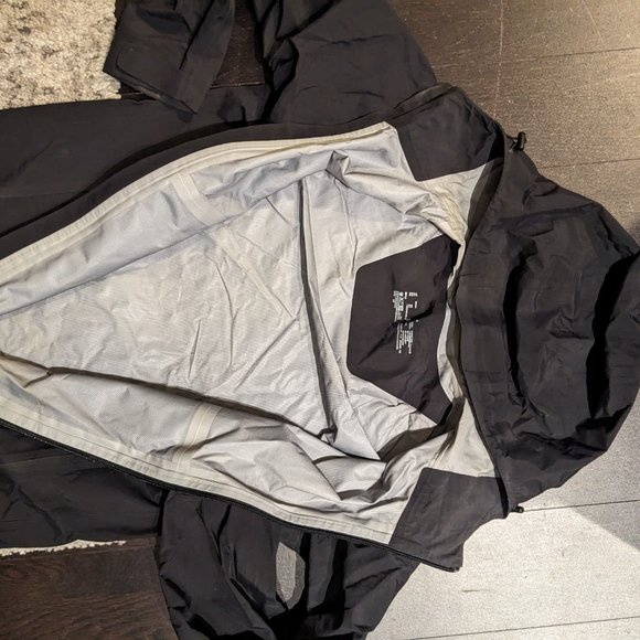 Black Uniqlo Shell Jacket - Picture 4 of 4